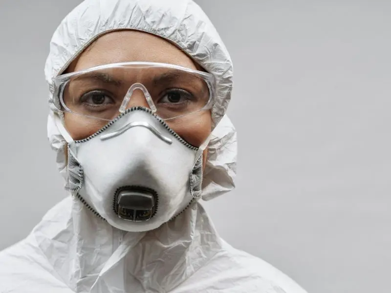 Jak wygląda proces usuwania zapachów po zgonie? Metody i skuteczność